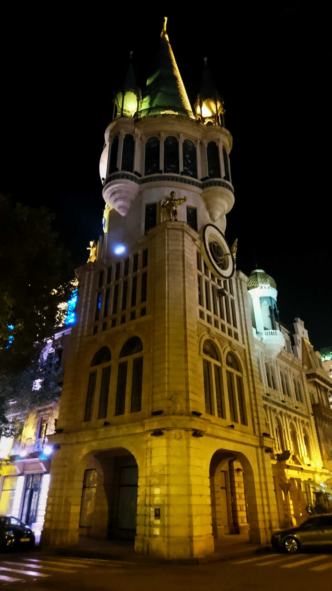Batumi - wieża z zegarem wieczorem