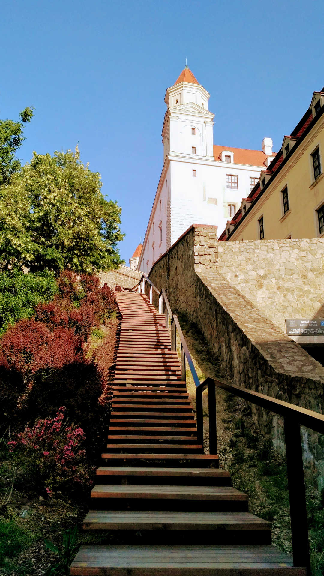 Zwiedzanie Bratysławy - schody na zamek