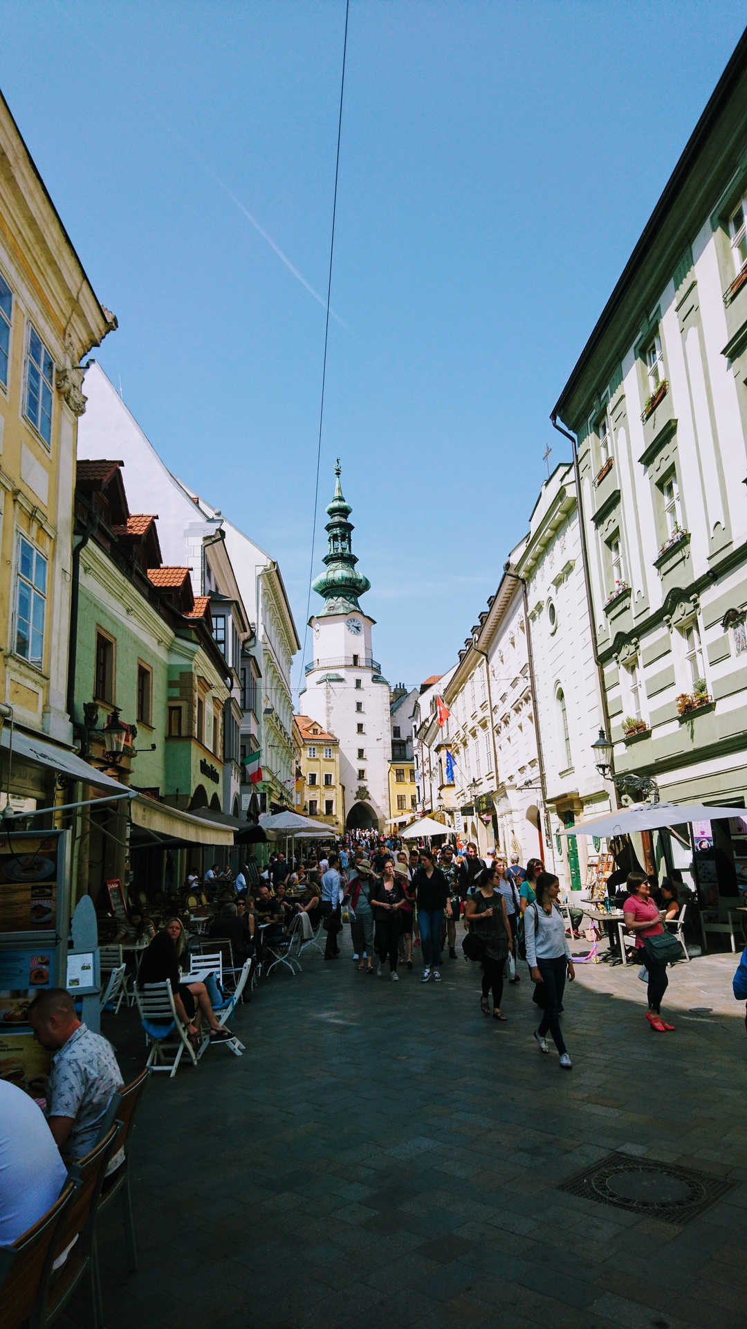 Zwiedzanie Bratysławy - zatłoczona uliczka z bramą