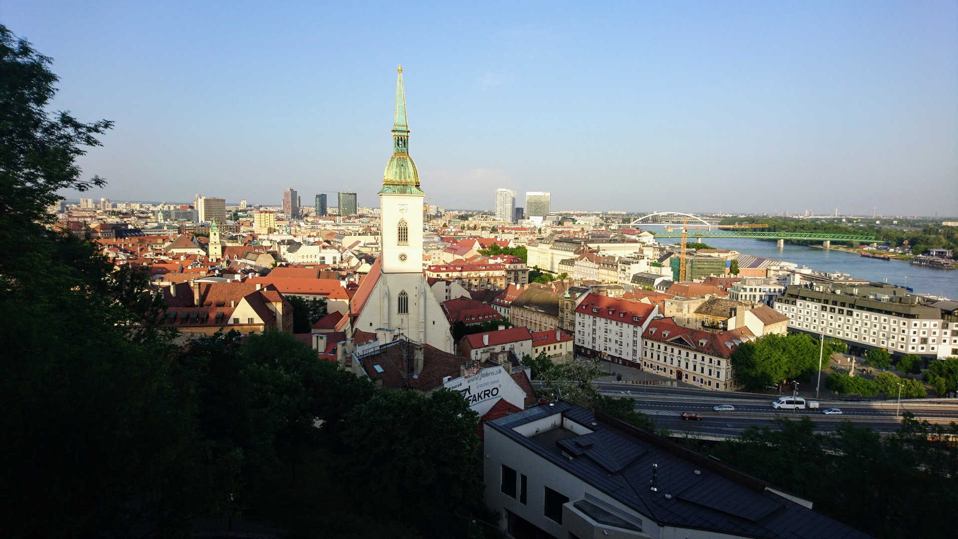 Zwiedzanie Bratysławy - widok z góry na kościół
